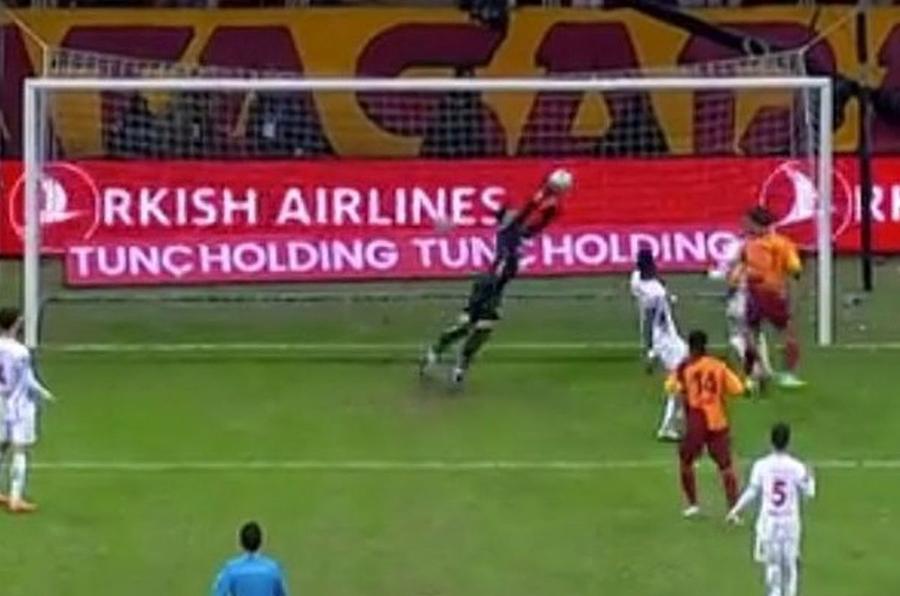 Parada superbă a lui Florin Niță când scorul era încă 1-1 Florin Niță, senzațional, parada meciului! Dar Șumudică și Gaziantep au cedat în final asediului Galatei