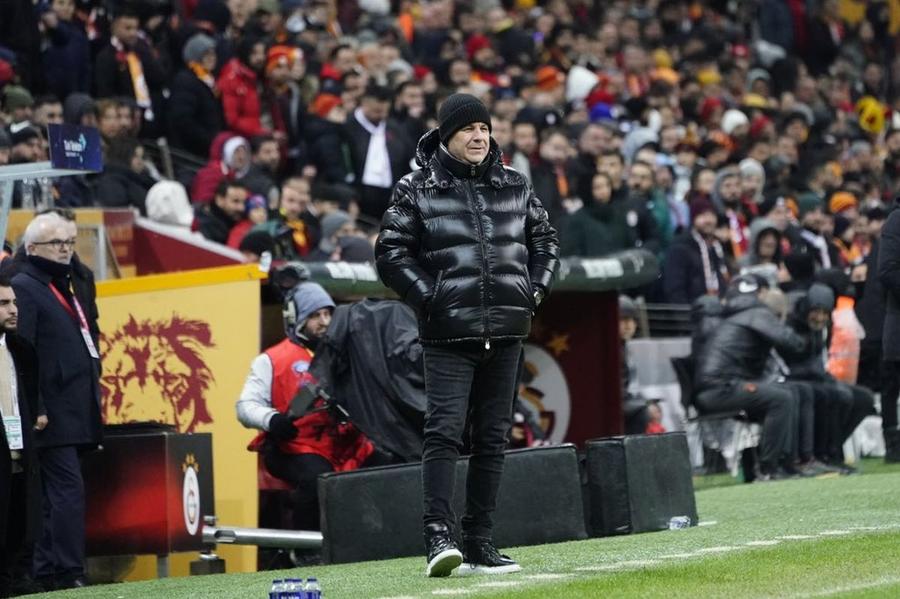 Marius Șumudică, luni, pe „Ali Sami Yen” la 1-2 cu Galatasaray Foto: Twitter Gaziantep Florin Niță, senzațional, parada meciului! Dar Șumudică și Gaziantep au cedat în final asediului Galatei