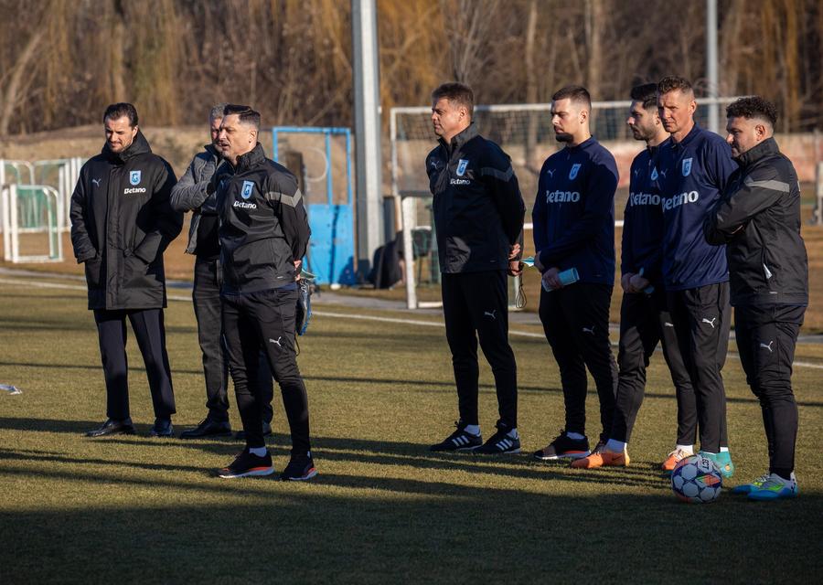 Mirel Rădoi, la antrenamentul Universității Craiova/ foto: Facebook @Universitatea Craiova Mirel Rădoi a început mandatul la Craiova cu scuze: „Vreau să spun public” + „Clubul și-a dat seama că lucrurile nu funcționau”