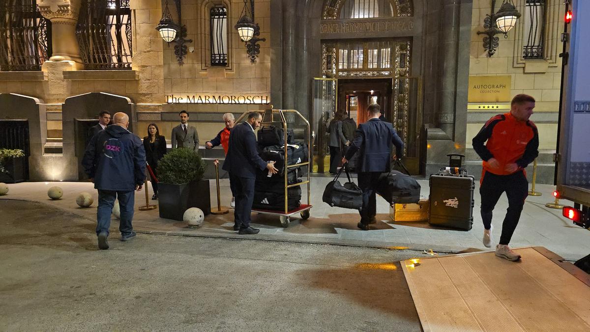 Atmosferă de senzație la hotelul unde s-a cazat Manchester United » Imagini tari cu fanii și sosirea jucătorilor: fotbalistul-surpriză care a fost aclamat