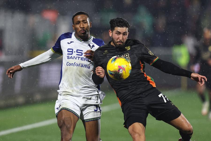 Două transferuri făcute de Dan Șucu » Un internațional camerunez și altul islandez întăresc mijlocul lui Genoa!