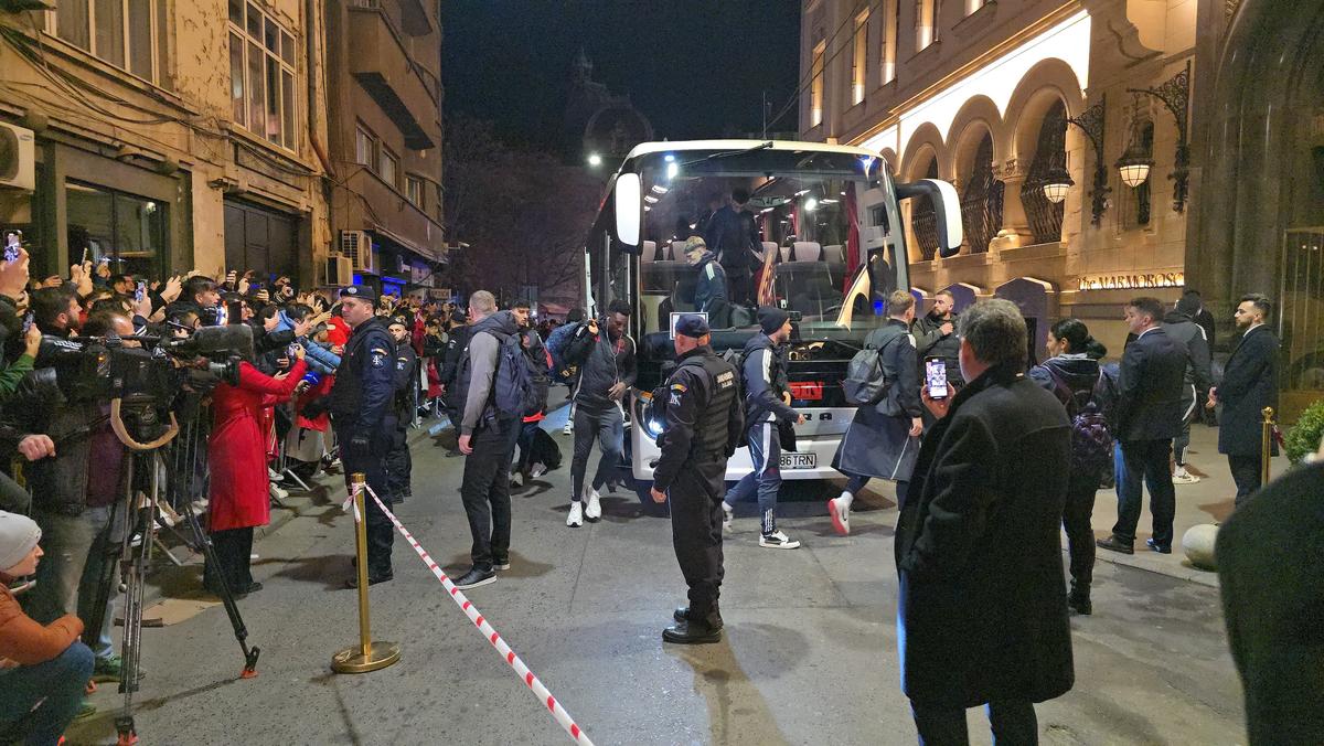 Atmosferă de senzație la hotelul unde s-a cazat Manchester United » Imagini tari cu fanii și sosirea jucătorilor: fotbalistul-surpriză care a fost aclamat