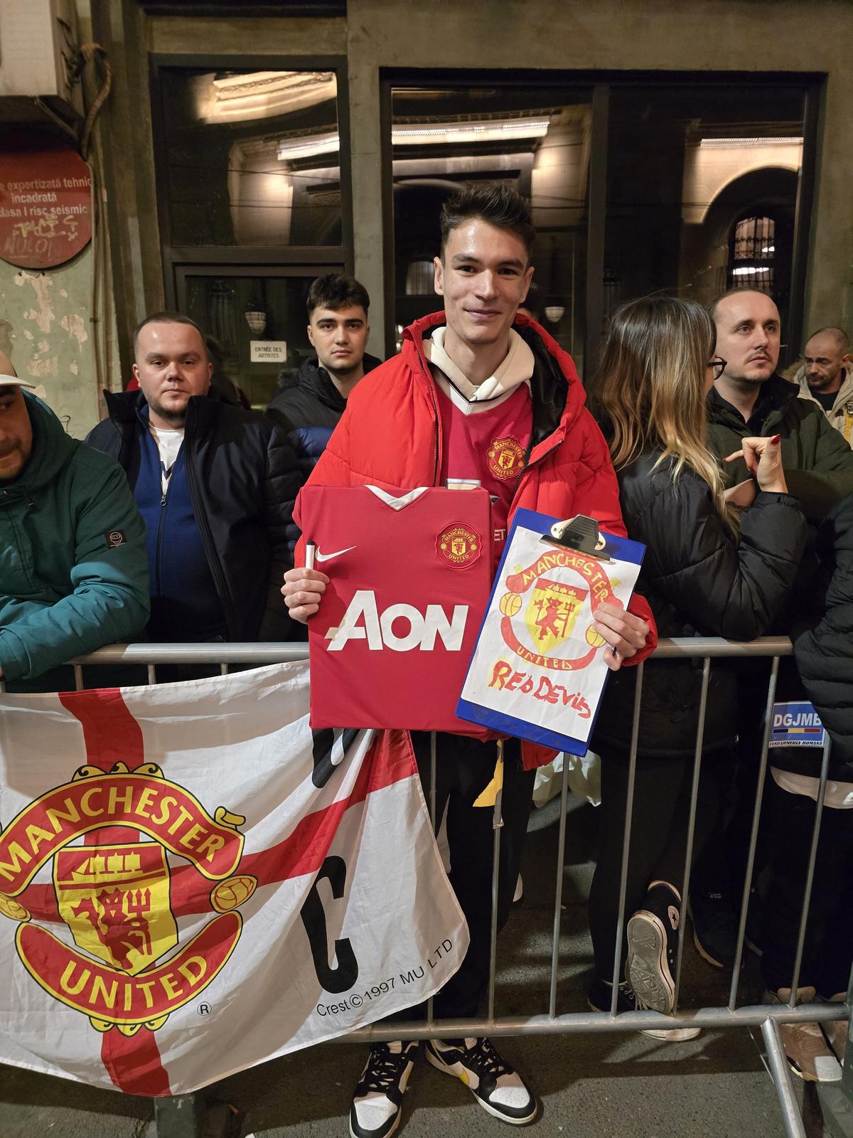 Atmosferă de senzație la hotelul unde s-a cazat Manchester United » Imagini tari cu fanii și sosirea jucătorilor: fotbalistul-surpriză care a fost aclamat