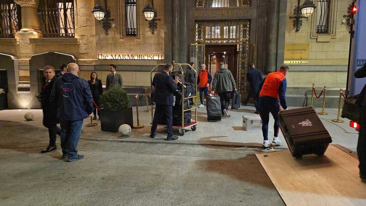 Atmosferă de senzație la hotelul unde s-a cazat Manchester United » Imagini tari cu fanii și sosirea jucătorilor: fotbalistul-surpriză care a fost aclamat