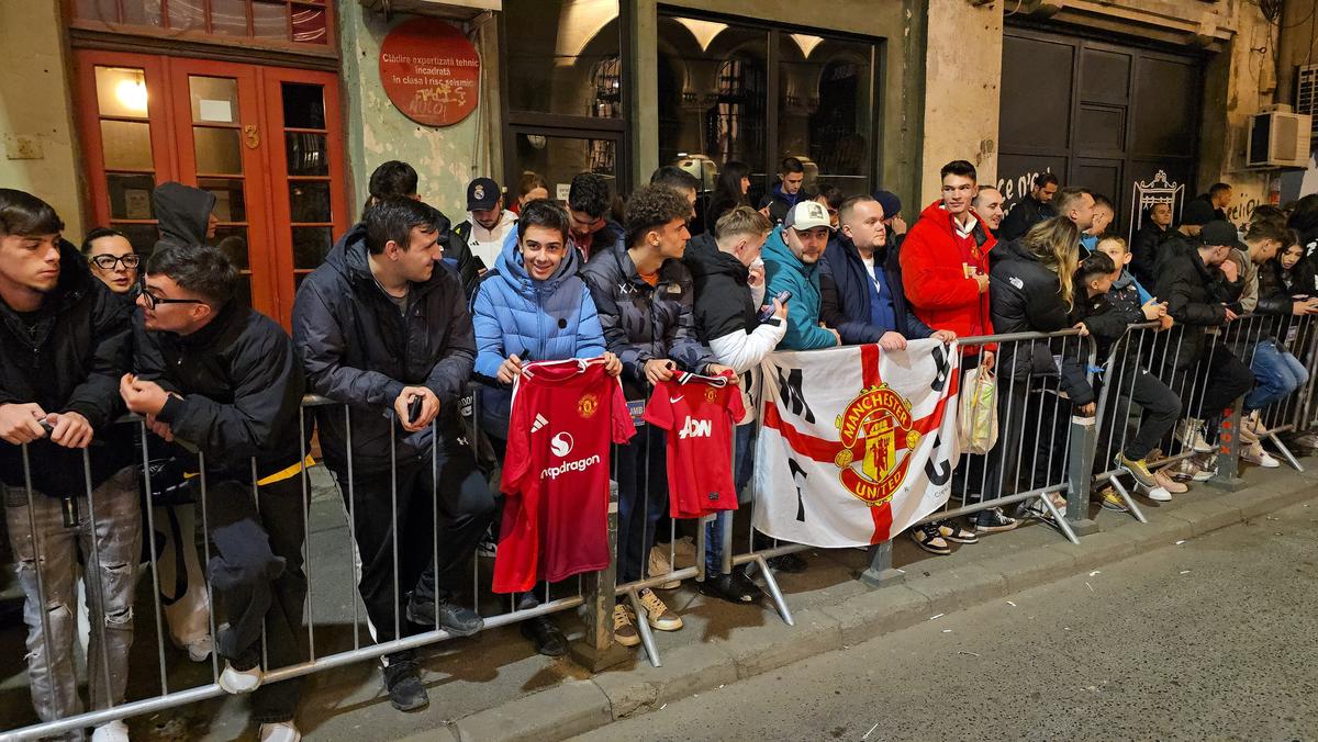 Atmosferă de senzație la hotelul unde s-a cazat Manchester United » Imagini tari cu fanii și sosirea jucătorilor: fotbalistul-surpriză care a fost aclamat
