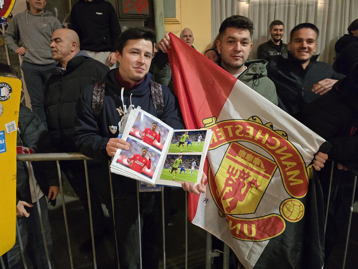 Atmosferă de senzație la hotelul unde s-a cazat Manchester United » Imagini tari cu fanii și sosirea jucătorilor: fotbalistul-surpriză care a fost aclamat