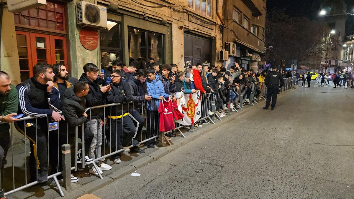 Atmosferă de senzație la hotelul unde s-a cazat Manchester United » Imagini tari cu fanii și sosirea jucătorilor: fotbalistul-surpriză care a fost aclamat