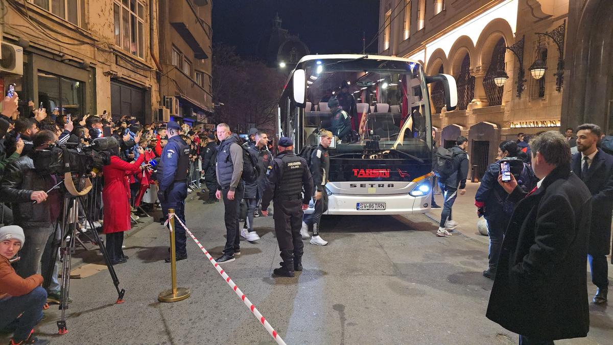Atmosferă de senzație la hotelul unde s-a cazat Manchester United » Imagini tari cu fanii și sosirea jucătorilor: fotbalistul-surpriză care a fost aclamat