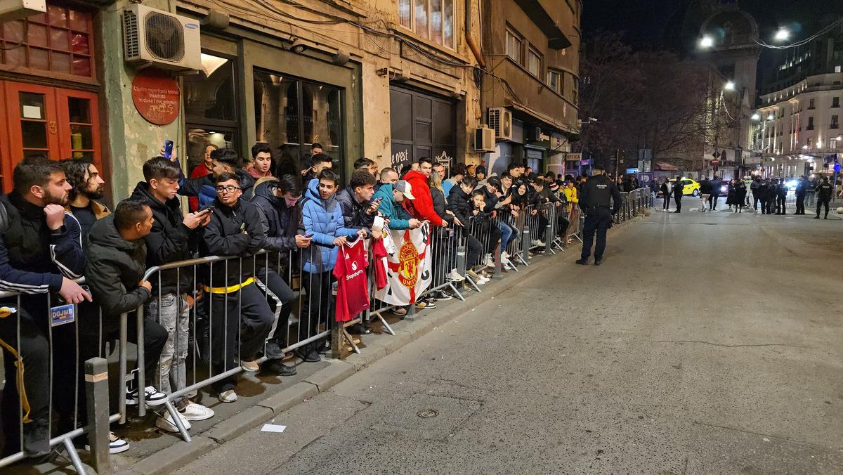 Atmosferă de senzație la hotelul unde s-a cazat Manchester United » Imagini tari cu fanii și sosirea jucătorilor: fotbalistul-surpriză care a fost aclamat