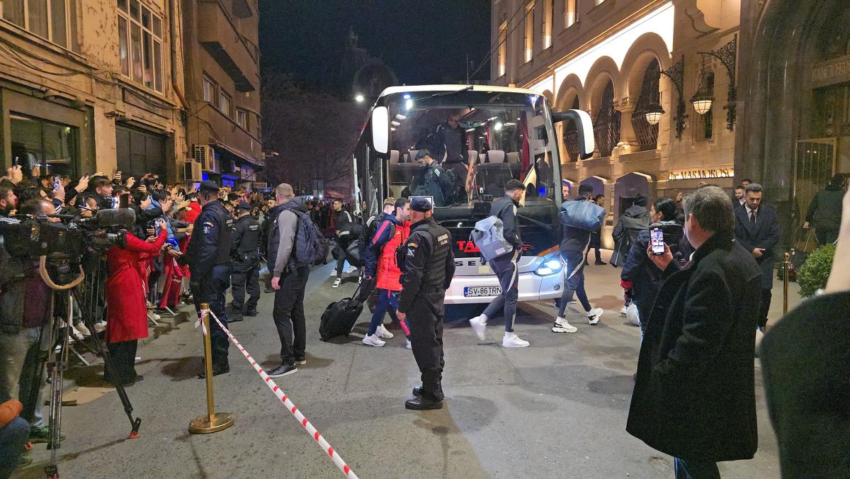 Atmosferă de senzație la hotelul unde s-a cazat Manchester United » Imagini tari cu fanii și sosirea jucătorilor: fotbalistul-surpriză care a fost aclamat