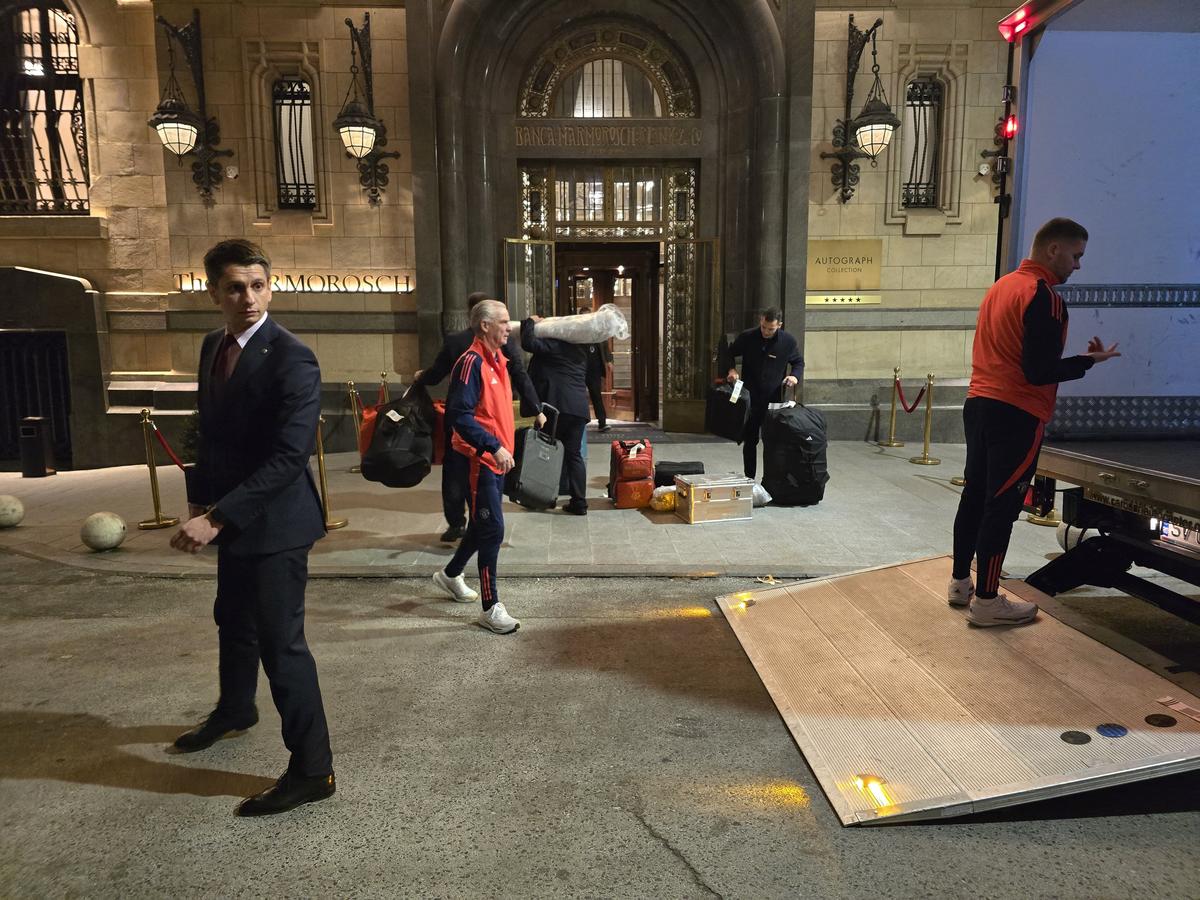 Atmosferă de senzație la hotelul unde s-a cazat Manchester United » Imagini tari cu fanii și sosirea jucătorilor: fotbalistul-surpriză care a fost aclamat