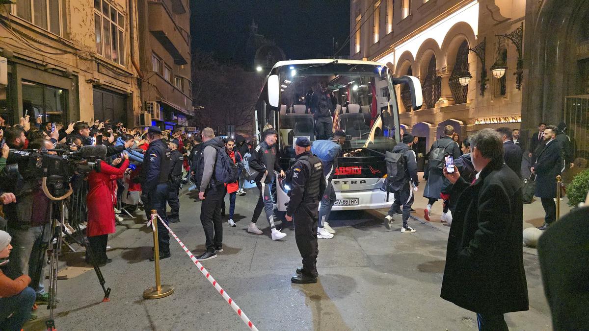 Atmosferă de senzație la hotelul unde s-a cazat Manchester United » Imagini tari cu fanii și sosirea jucătorilor: fotbalistul-surpriză care a fost aclamat