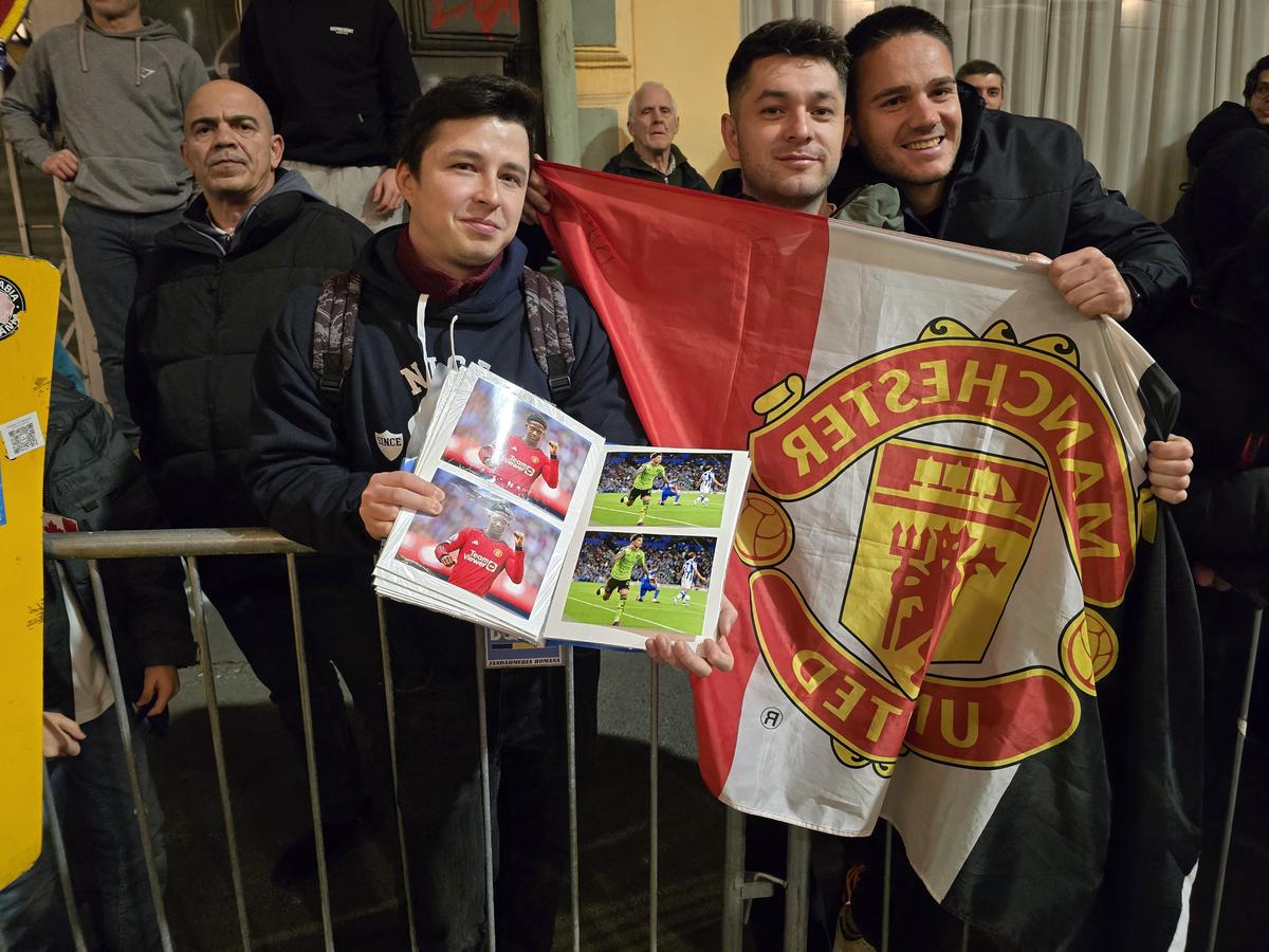 Atmosferă de senzație la hotelul unde s-a cazat Manchester United » Imagini tari cu fanii și sosirea jucătorilor: fotbalistul-surpriză care a fost aclamat