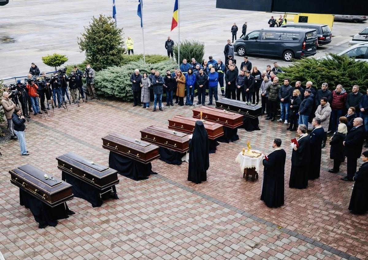 Cei 7 fani decedați ai lui PAOK au fost repatriați de pe Aeroportul din Timișoara / foto: Facebook