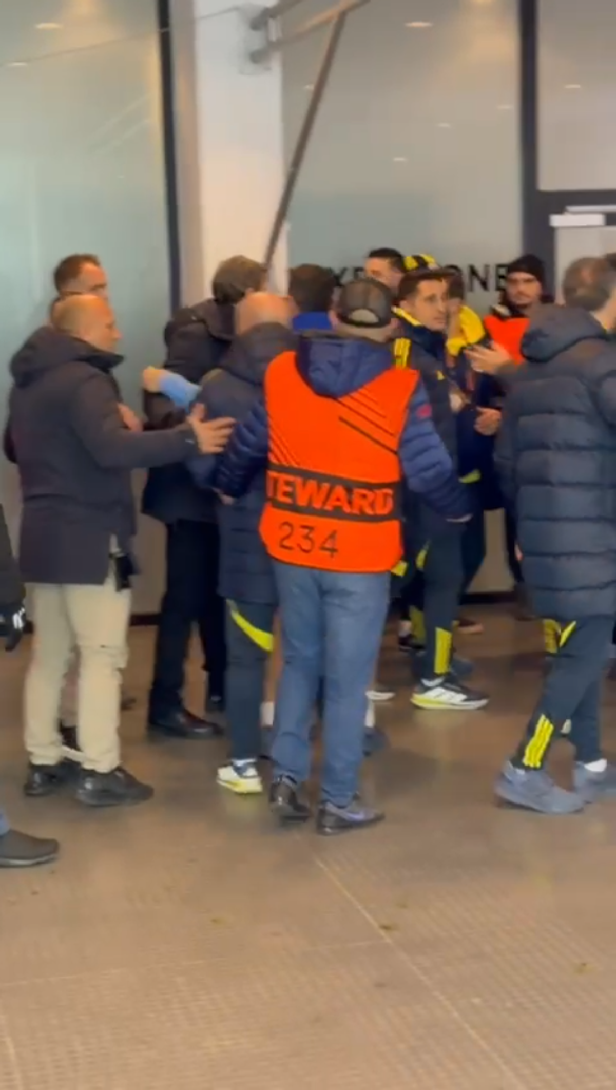 Ce se întâmplă cu Charalambous? Aproape de bătaie la vestiare!
