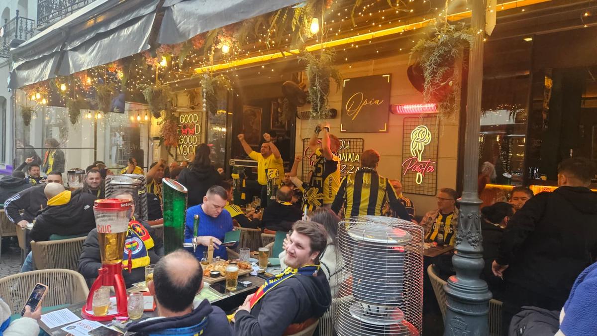 Bairam în Centrul Vechi, apoi fuga în stație: 1.000 de suporteri ai lui Fenerbahce au plecat spre Arena Națională cu STB-ul