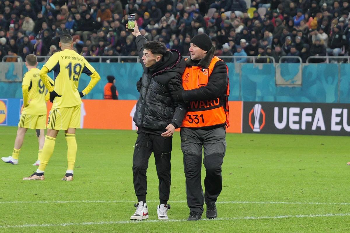 Suporter pe gazon la Fenerbahce - FCSB / Foto: Andrei Furnigă (GSP)