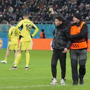 Suporter pe gazon la Fenerbahce - FCSB / Foto: Andrei Furnigă (GSP)