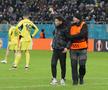 Suporter pe gazon la Fenerbahce - FCSB / Foto: Andrei Furnigă (GSP)