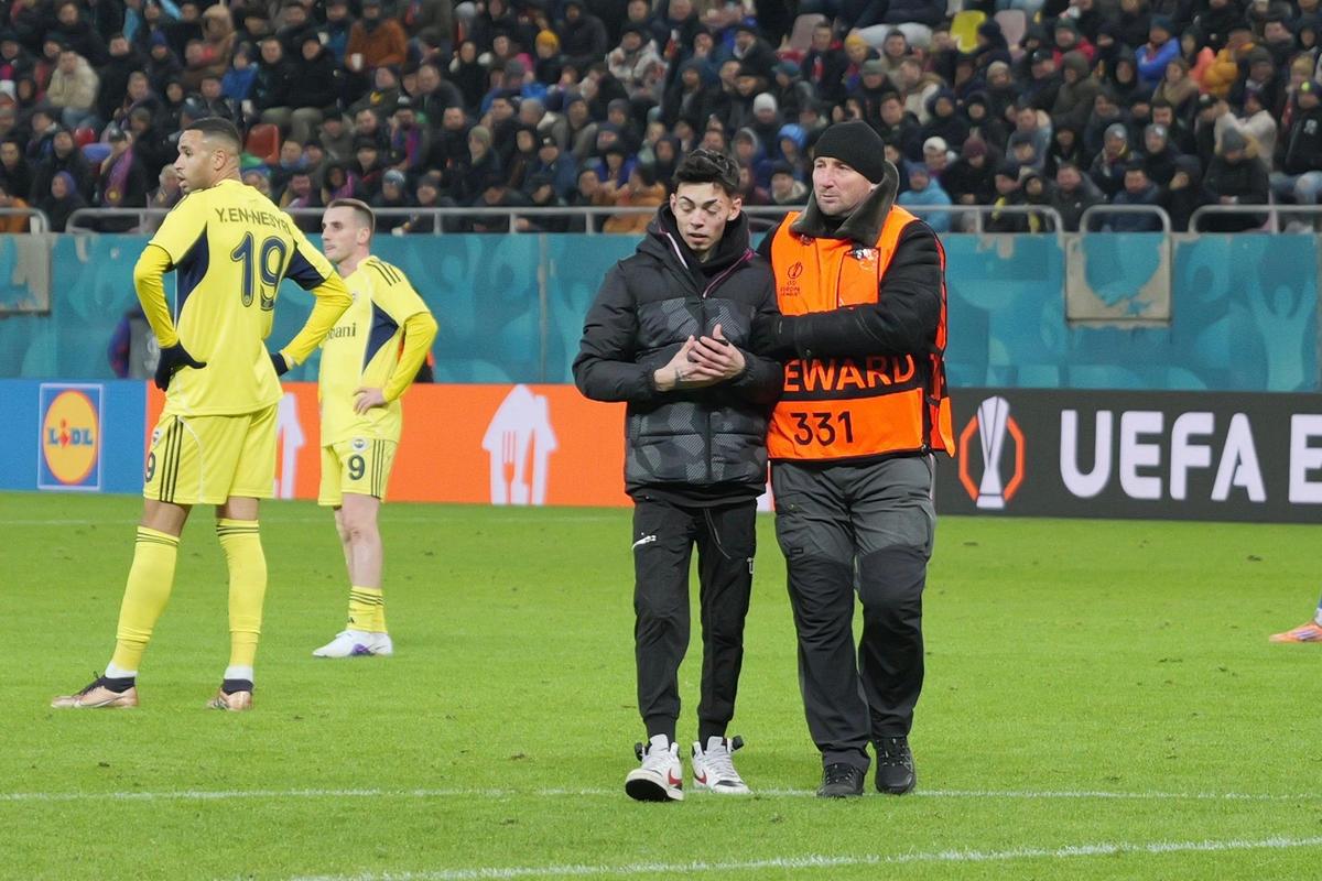 Suporter pe gazon la Fenerbahce - FCSB / Foto: Andrei Furnigă (GSP)