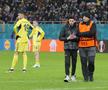 Suporter pe gazon la Fenerbahce - FCSB / Foto: Andrei Furnigă (GSP)
