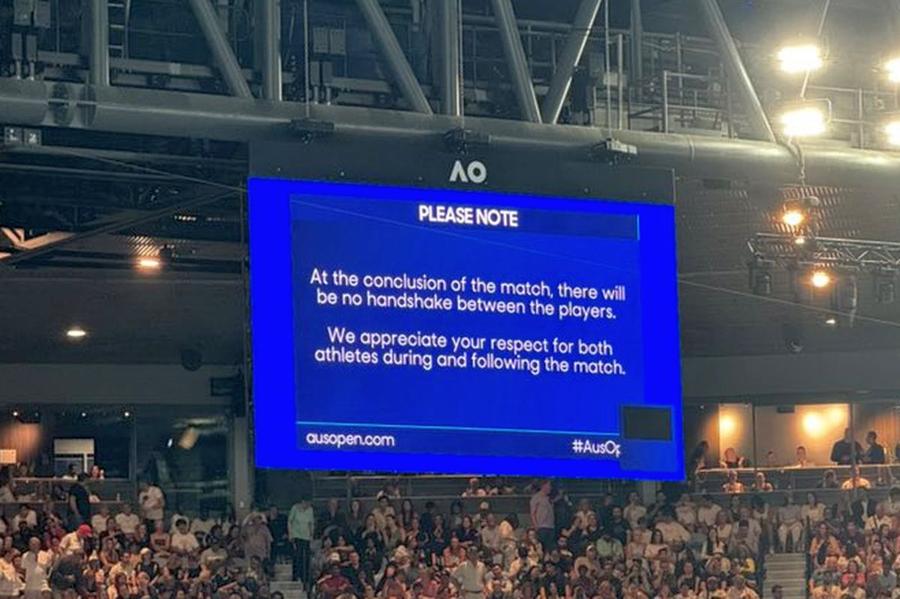 Mesajul afișat pe ecranul din incinta „Rod Laver” În timpul semifinalei Sabalenka - Svitolina, pe ecranul din stadion a apărut un anunț neobișnuit
