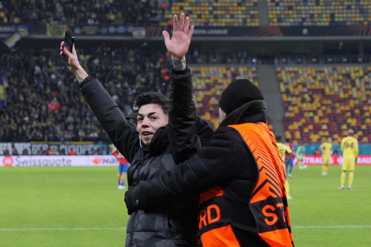 A oprit FCSB - Fenerbahce pentru că... așa a vrut el! Incidentul care nu s-a văzut la TV