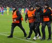 Suporter pe gazon la Fenerbahce - FCSB / Foto: Andrei Furnigă (GSP)