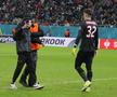 Suporter pe gazon la Fenerbahce - FCSB / Foto: Andrei Furnigă (GSP)