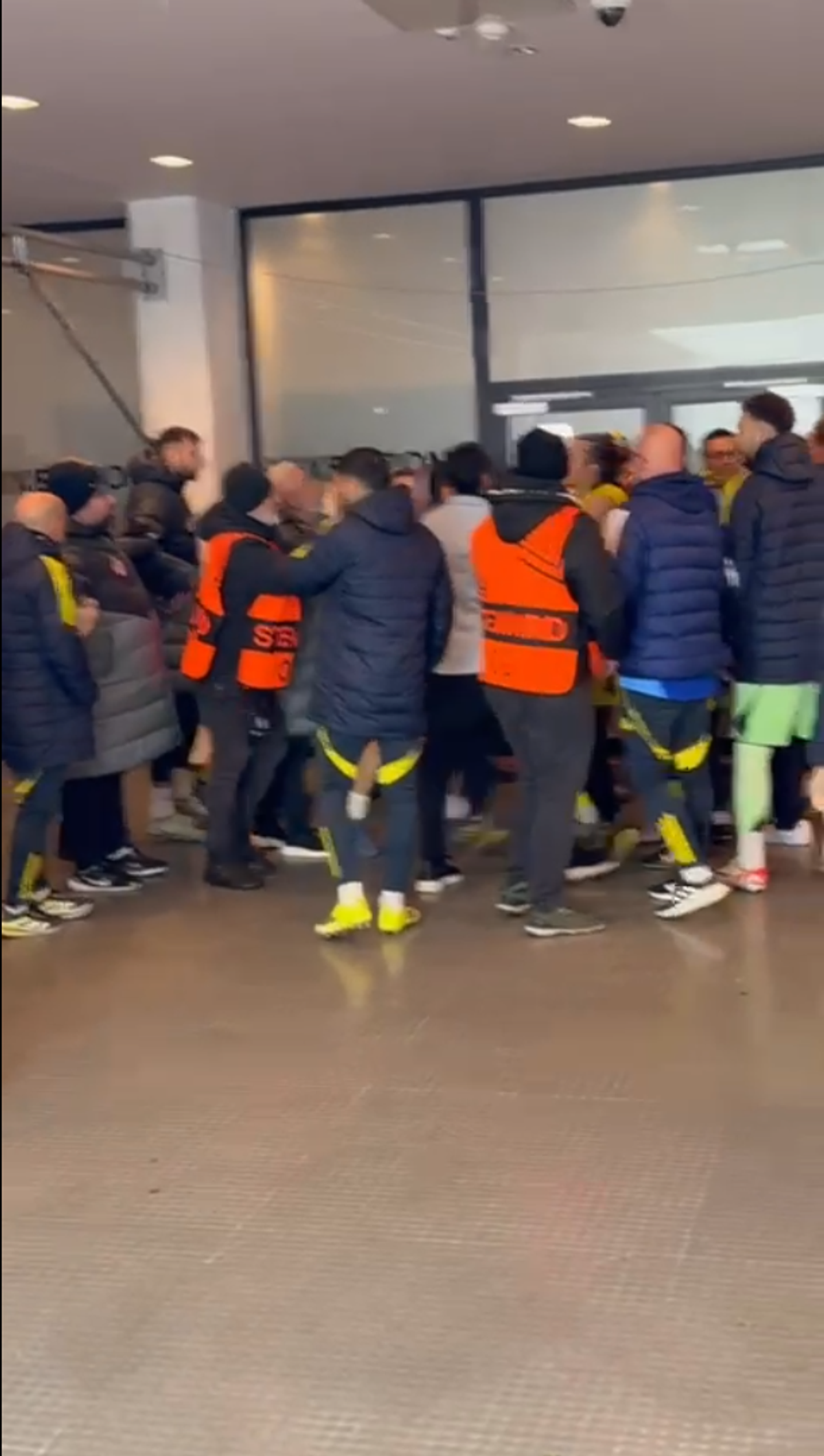 Ce se întâmplă cu Charalambous? Aproape de bătaie la vestiare!