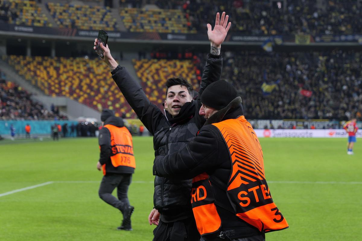 A oprit FCSB - Fenerbahce pentru că... așa a vrut el! Incidentul care nu s-a văzut la TV