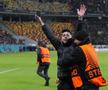Suporter pe gazon la Fenerbahce - FCSB / Foto: Andrei Furnigă (GSP)