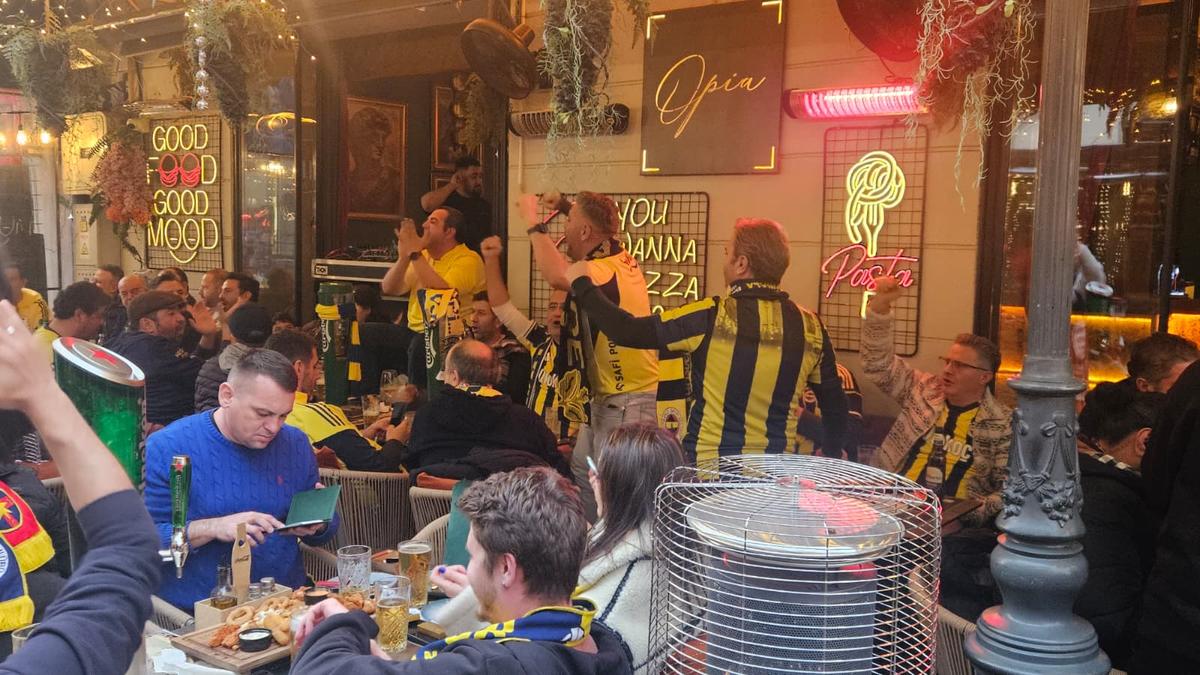 Suporterii lui Fenerbahce, în Centrul Vechi înainte de meciul cu FCSB