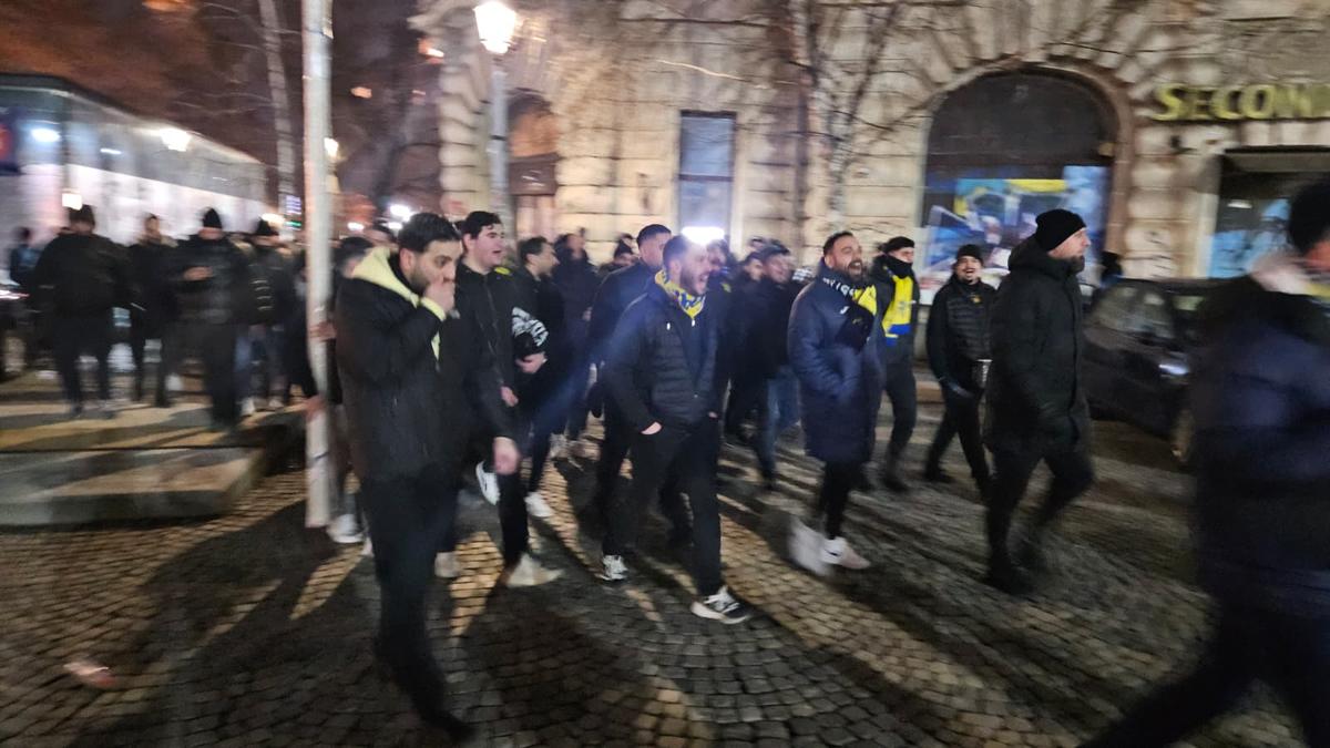 Bairam în Centrul Vechi, apoi fuga în stație: 1.000 de suporteri ai lui Fenerbahce au plecat spre Arena Națională cu STB-ul