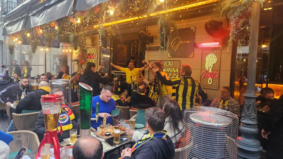 Suporterii lui Fenerbahce, în Centrul Vechi înainte de meciul cu FCSB