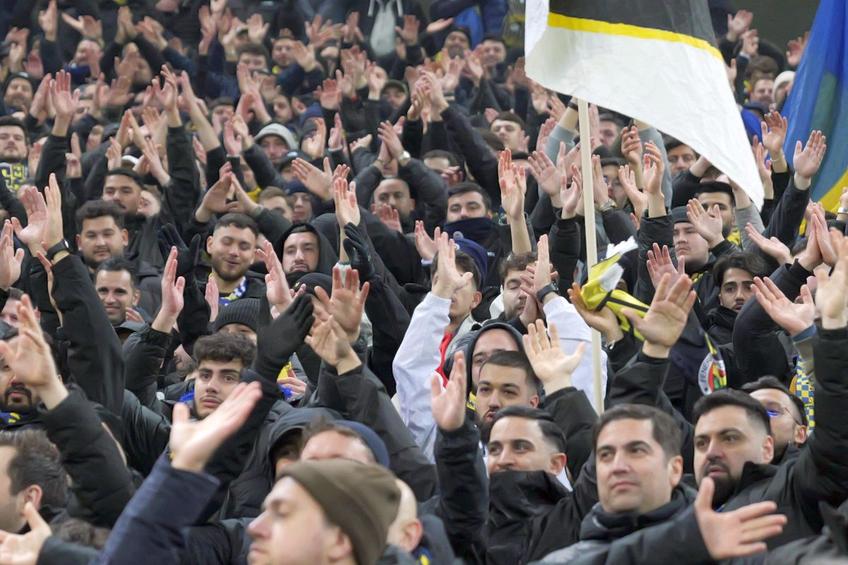 Fanii lui Fener au reacționat imediat când au zărit tricoul Galatei fluturat ostentativ. Foto: Andrei Furnigă (GSP)
