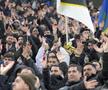 Fanii lui Fener au reacționat imediat când au zărit tricoul Galatei fluturat ostentativ. Foto: Andrei Furnigă (GSP)