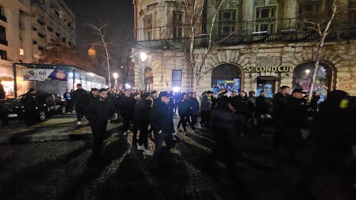 Bairam în Centrul Vechi, apoi fuga în stație: 1.000 de suporteri ai lui Fenerbahce au plecat spre Arena Națională cu STB-ul