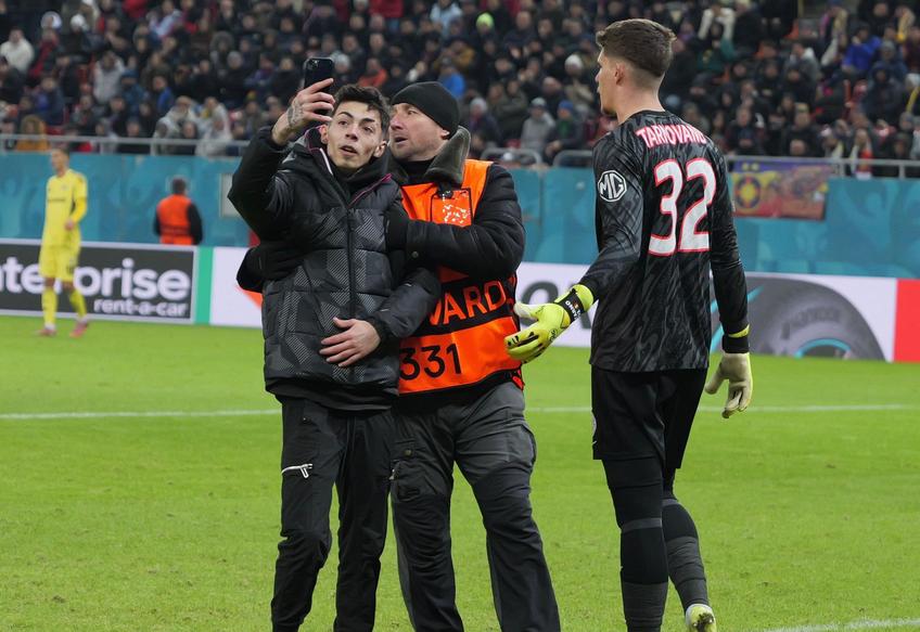 Suporter pe gazon la Fenerbahce - FCSB / Foto: Andrei Furnigă (GSP)