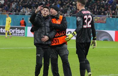 A oprit FCSB - Fenerbahce pentru că... așa a vrut el! Incidentul care nu s-a văzut la TV