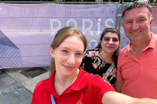 Ana Maria Bărbosu alături de părinții săi, principalul suport în lupta pentru păstrarea bronzului olimpic de la Paris 2024