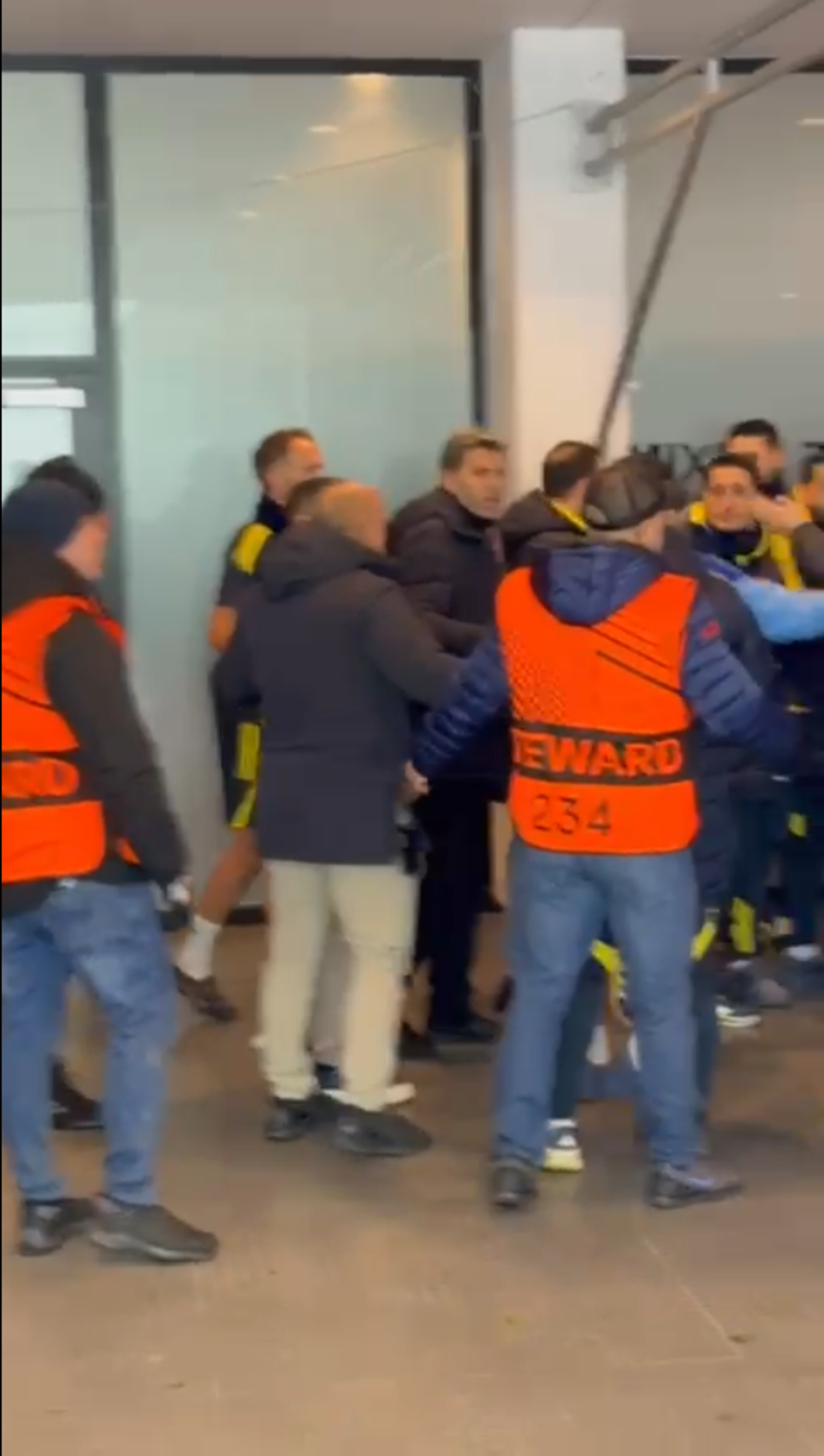 Ce se întâmplă cu Charalambous? Aproape de bătaie la vestiare!