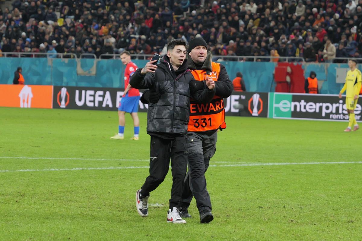 Suporter pe gazon la Fenerbahce - FCSB / Foto: Andrei Furnigă (GSP)