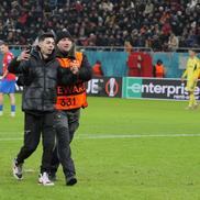 Suporter pe gazon la Fenerbahce - FCSB / Foto: Andrei Furnigă (GSP)