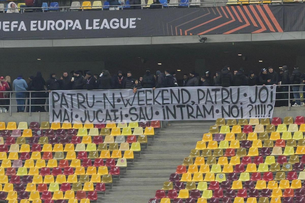 Aroganța supremă! Ce a apărut la tribuna a 2-a pe Arena Națională: turcii „au luat foc”, jandarmii au intervenit imediat