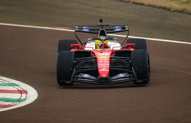 Lewis Hamilton a dezvăluit următorul obiectiv al Ferrari: „Toată lumea lucrează foarte mult”