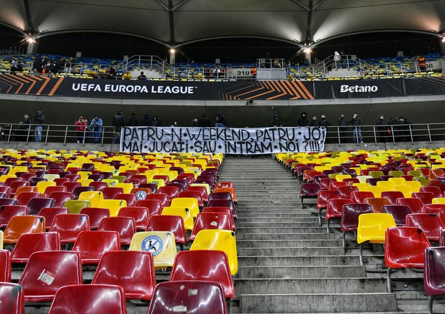 Banner afișat de galeria echipei FCSB // FOTO: Cristi Preda (GSP.ro) Protestul galeriei FCSB s-a încheiat » Campioana va avea din nou susținere în tribune