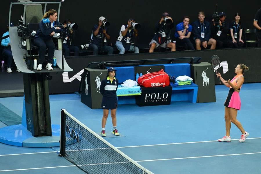 Aryna Sabalenka discutând cu arbitra Louise Azemar Engzell la Australian Open Foto: Guliver/GettyImages Liderul WTA opinează în controversa Medvedev-Draper: „Dacă ar fi câștigat acel punct, ar mai fi cerut revizuirea?”
