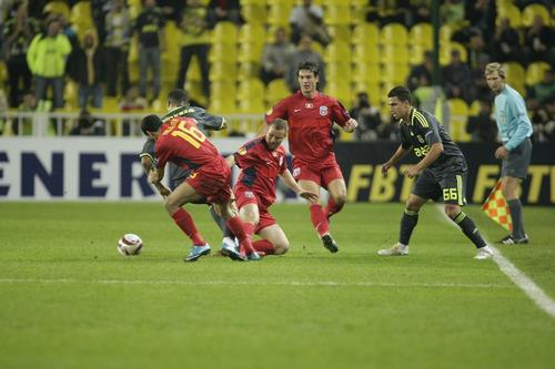 Ionuț Rada (al doilea de la dreapta la stânga), în duelul cu Fenerbahce Foto: Arhiva GSP