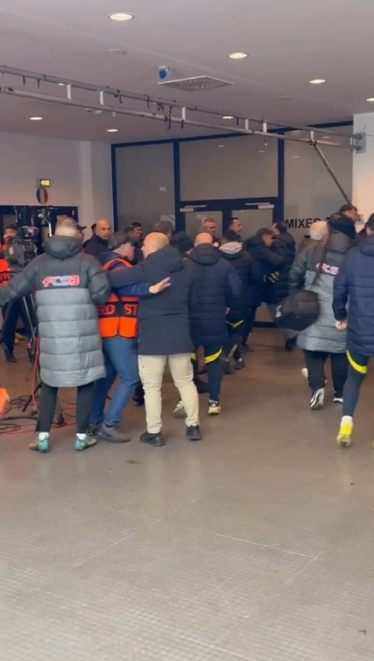 Ce se întâmplă cu Charalambous? Aproape de bătaie la vestiare!